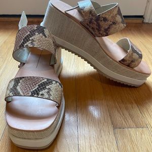 Dolce Vita Women’s Idrah Snakeskin Wedge Strap Sandals